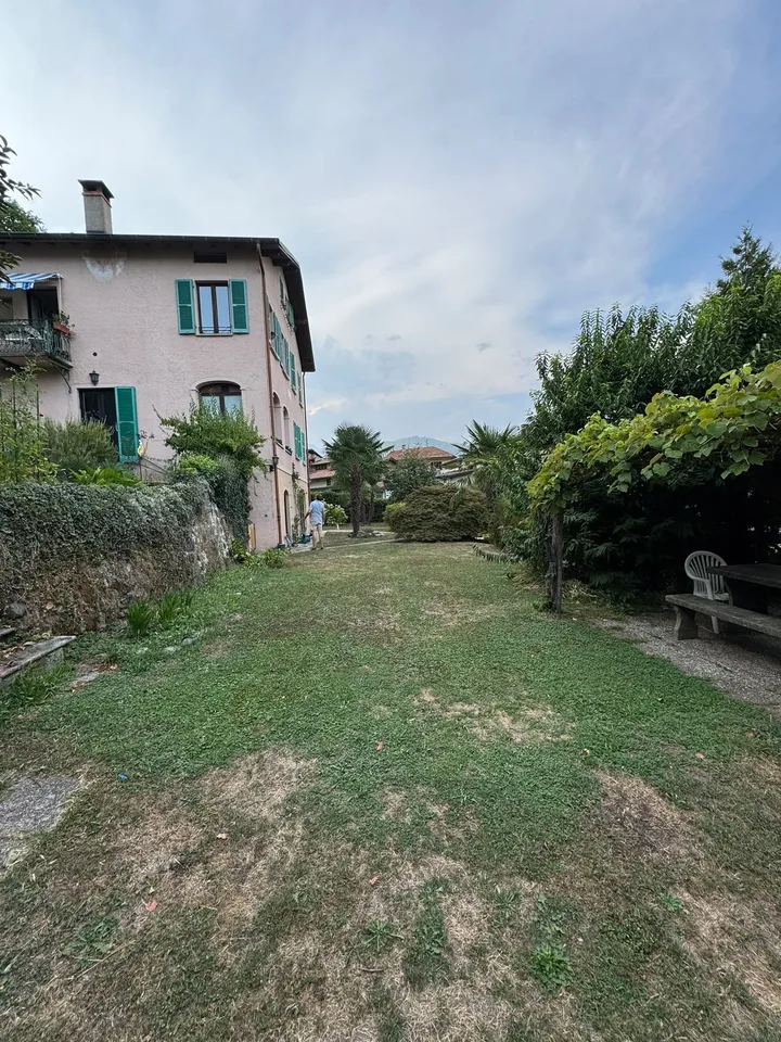 Esclusiva villa fronte lago con vista a 180° – potenziale per 4 appartamenti di lusso – foto 2 di 14