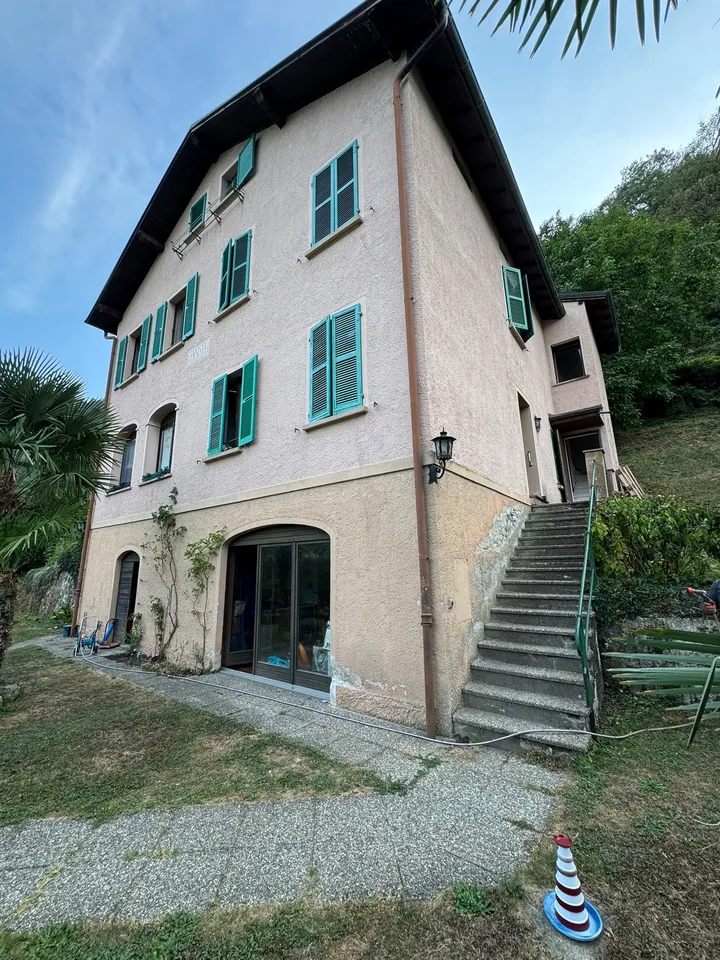 Esclusiva villa fronte lago con vista a 180° – potenziale per 4 appartamenti di lusso – foto 5 di 14