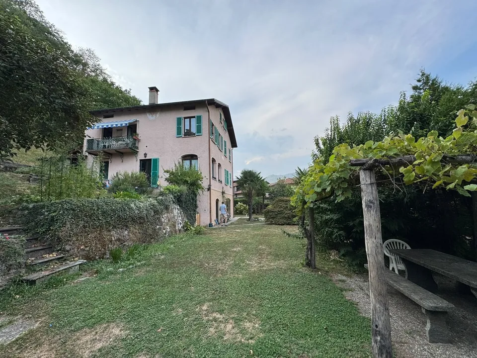 Esclusiva villa fronte lago con vista a 180° – potenziale per 4 appartamenti di lusso – foto 3 di 14