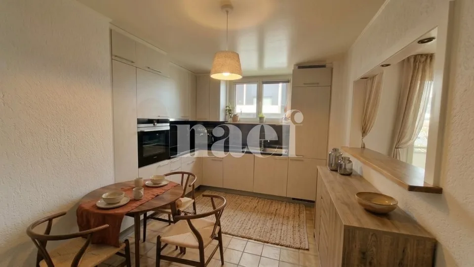 Appartement de 5.5 pièces au rez-de-chaussée avec cheminée et balcon – photo 2 sur 9