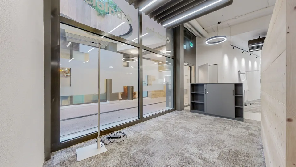 Moderne, lichtdurchflutete Bürofläche an zentraler Lage in Chur bezugsbereit und flexibel – Foto 4 von 11