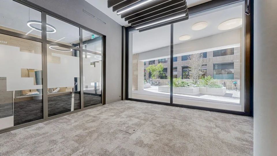 Moderne, lichtdurchflutete Bürofläche an zentraler Lage in Chur bezugsbereit und flexibel – Foto 3 von 11