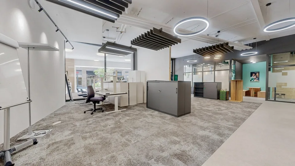 Moderne, lichtdurchflutete Bürofläche an zentraler Lage in Chur bezugsbereit und flexibel – Foto 5 von 11