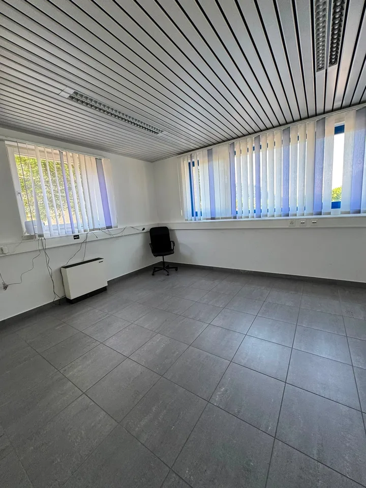 Großes Gewerbeobjekt in Taverne zum Verkauf – Foto 14 von 22