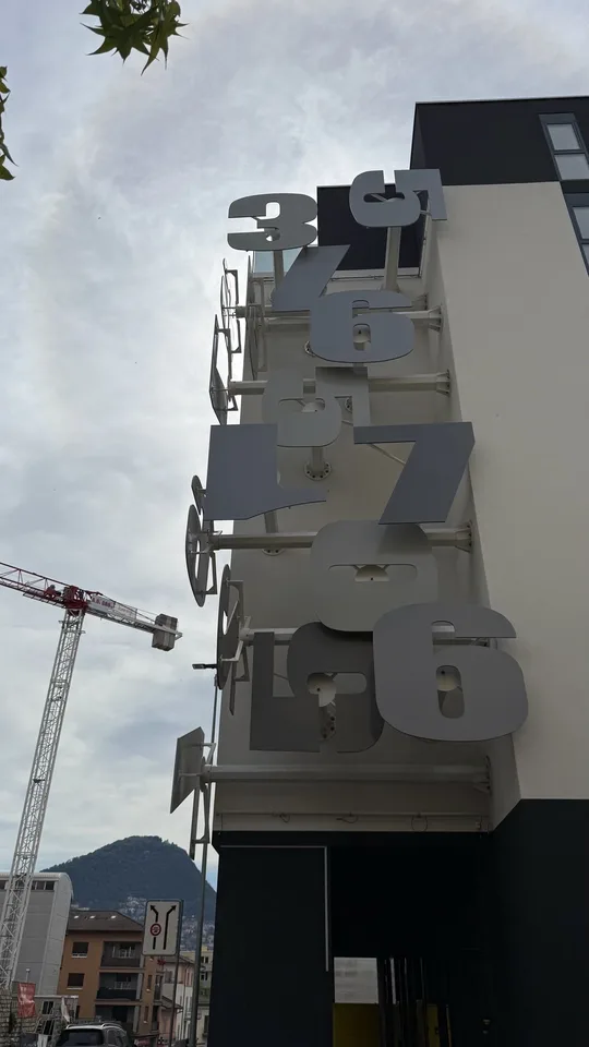 Luminoso appartamento di 2.5 locali a Massagno, con vista e balcone – foto 2 di 13