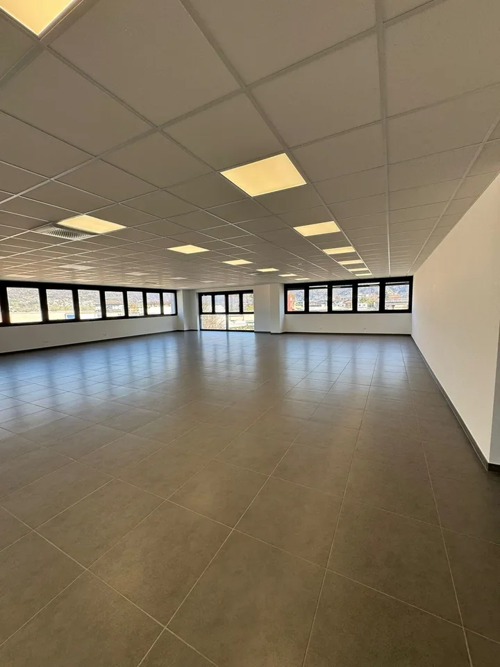 Lokal mit 200 m² zur Miete in Giubiasco – Foto 2 von 6