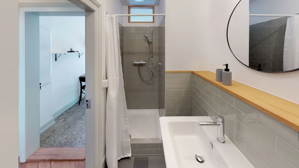 Rénové & tendance - Appartement de vieux bâtiment rénové près de la gare SBB – photo 3 sur 5