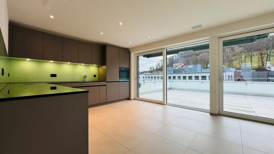 Moderne 3.5-Zimmer-Attikawohnung mit 66 m² Terrasse – Foto 2 von 14