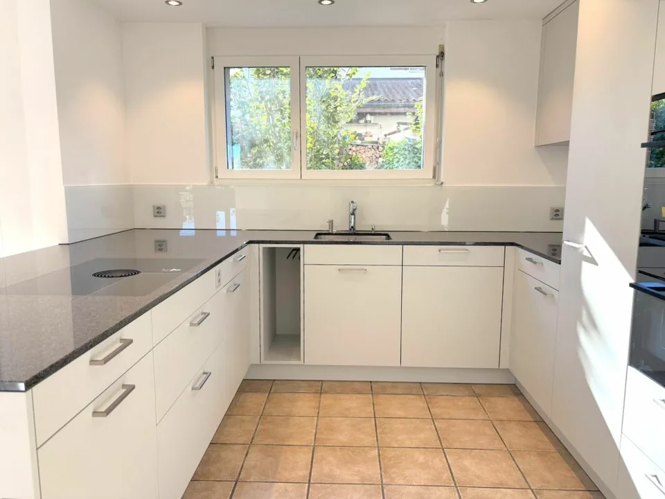 Maison unifamiliale spacieuse de 5,5 pièces avec annexe de 2,5 pièces, garage immense et jardin ensoleillé – photo 8 sur 30