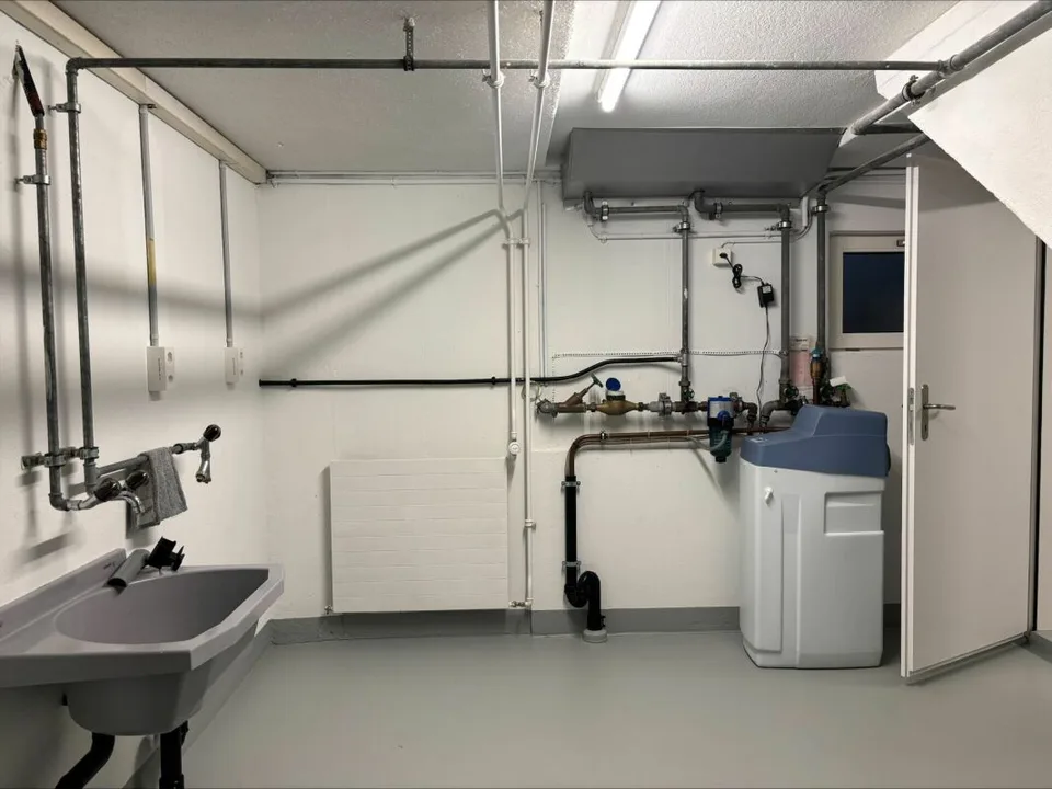 Maison unifamiliale spacieuse de 5,5 pièces avec annexe de 2,5 pièces, garage immense et jardin ensoleillé – photo 26 sur 30