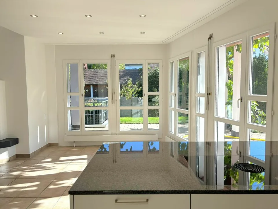 Maison unifamiliale spacieuse de 5,5 pièces avec annexe de 2,5 pièces, garage immense et jardin ensoleillé – photo 6 sur 30