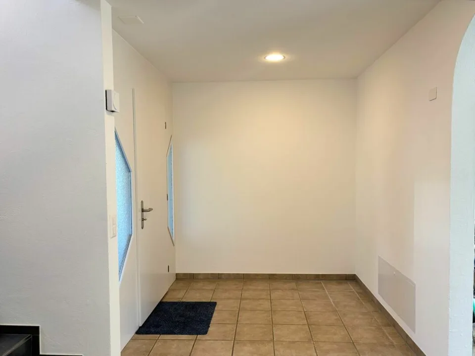 Maison unifamiliale spacieuse de 5,5 pièces avec annexe de 2,5 pièces, garage immense et jardin ensoleillé – photo 2 sur 30