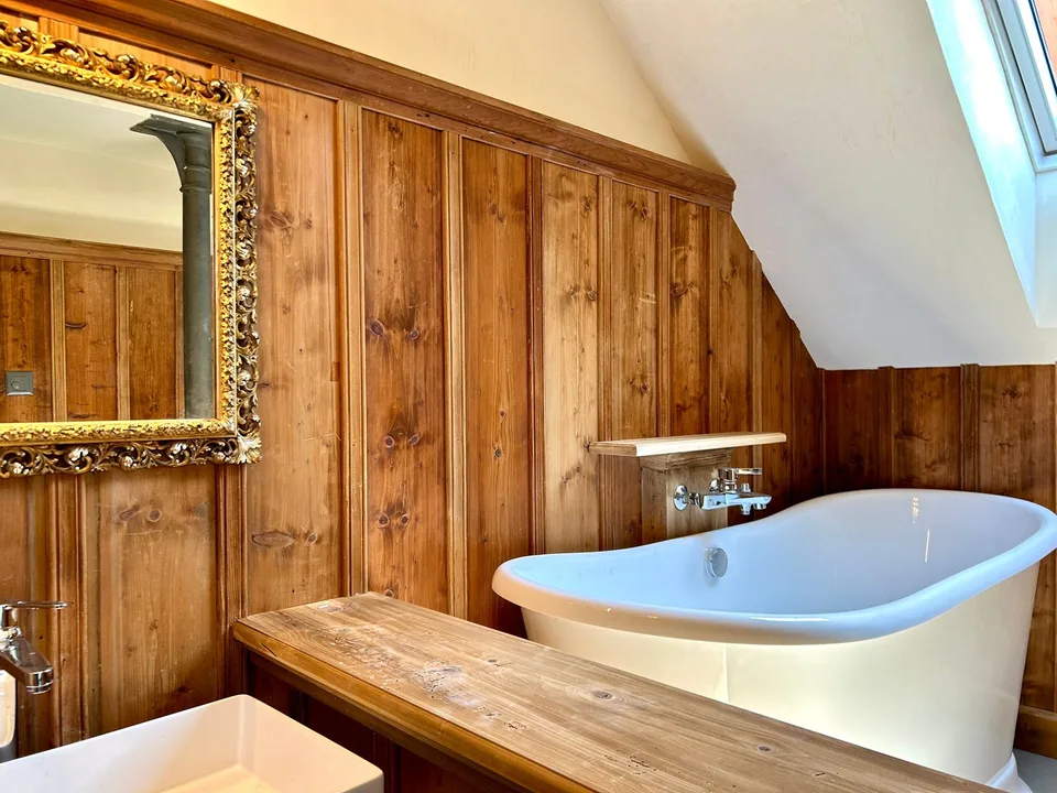 Renditeobjekt / Mehrfamilienhaus der besonderen Art - Historisches Haus mit 6 neuwertigen Wohnungen und 2 Studios/Ateliers – Foto 8 von 13