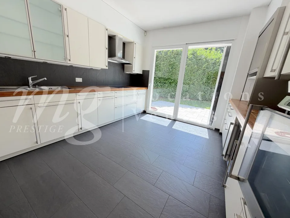 En exclusivité ! SUPERBE MAISON CONTEMPORAINE DE 8 PIECES AVEC GRANDE PISCINE ET JARDIN PRIVATIF – photo 4 sur 13