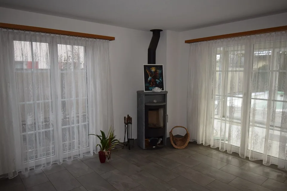 Maison unifamiliale de 5,5 pièces conviviale pour les familles avec piscine – photo 2 sur 7