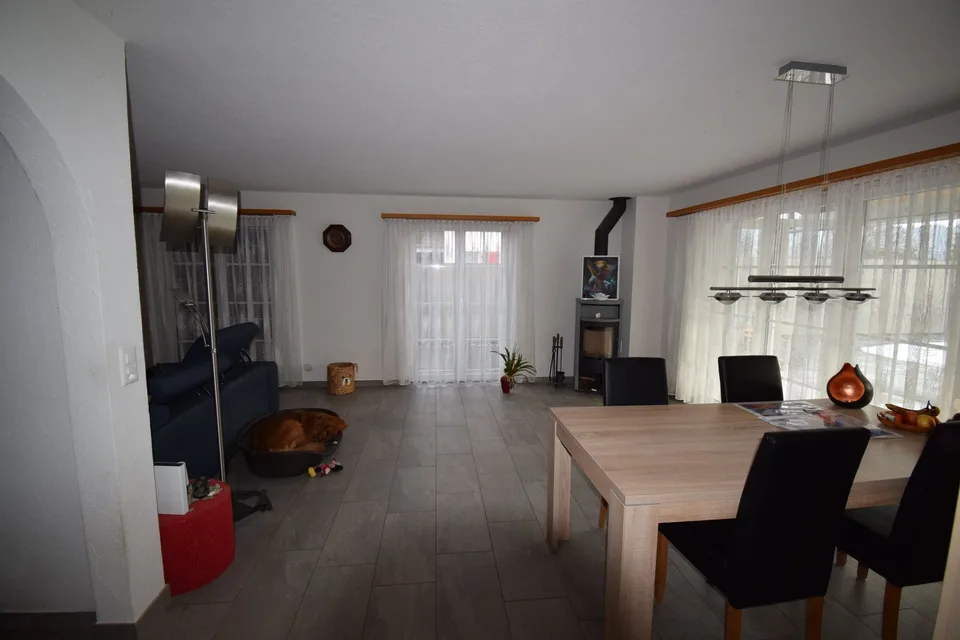 Maison unifamiliale de 5,5 pièces conviviale pour les familles avec piscine – photo 4 sur 7