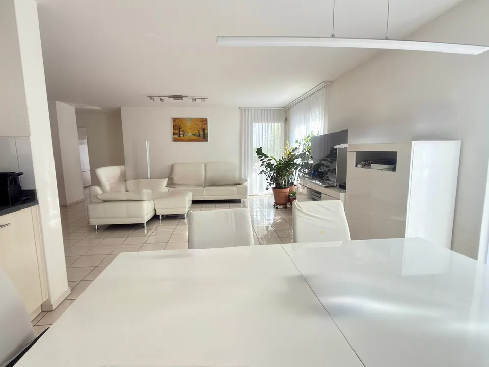 Appartement de jardin spacieux 4.5 pièces avec 100 m² d'espace extérieur à Bülach – photo 4 sur 8