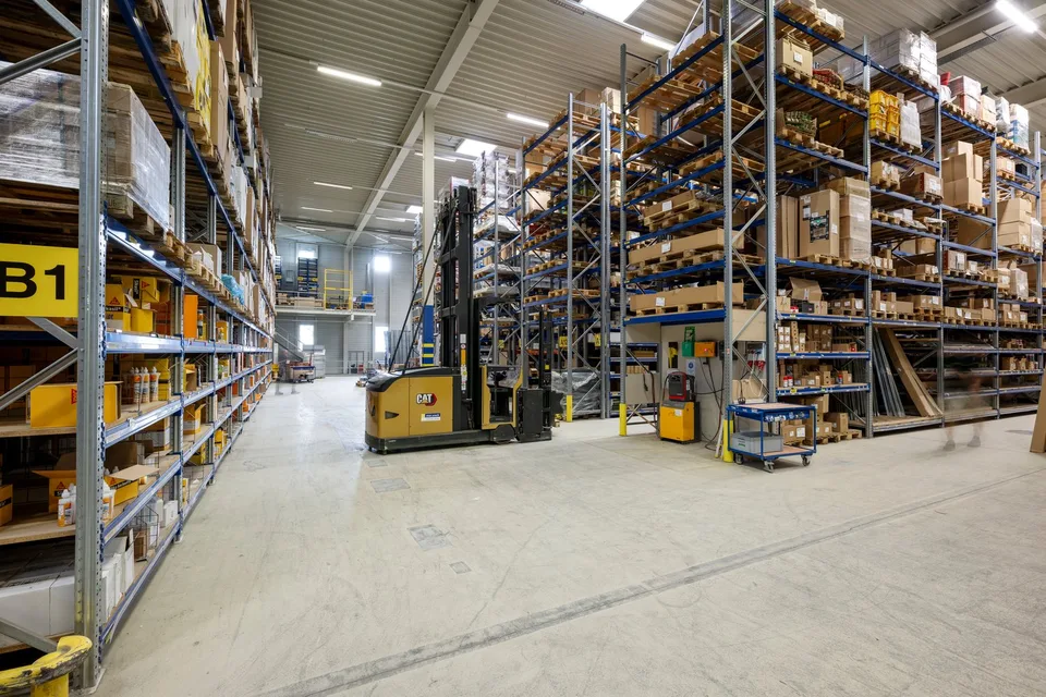 Versatile commercial property with fully equipped storage and office space – photo 3 of 12
