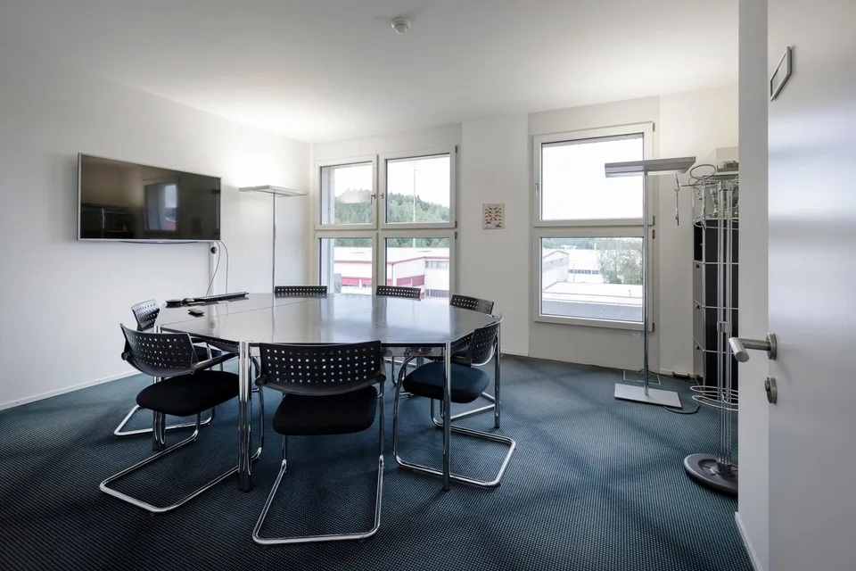 Versatile commercial property with fully equipped storage and office space – photo 12 of 12