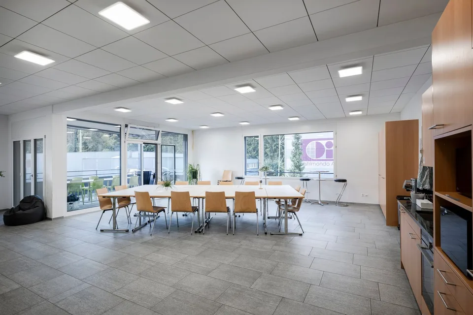 Versatile commercial property with fully equipped storage and office space – photo 6 of 12