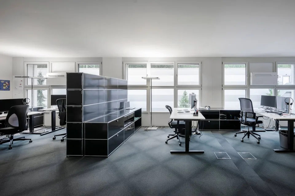 Versatile commercial property with fully equipped storage and office space – photo 8 of 12