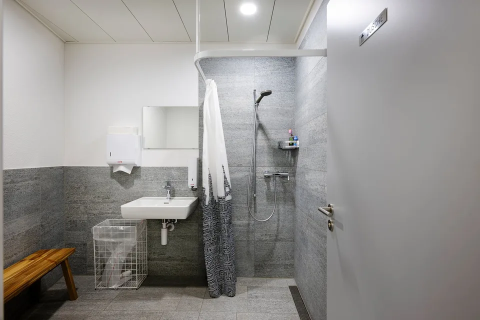 Versatile commercial property with fully equipped storage and office space – photo 9 of 12