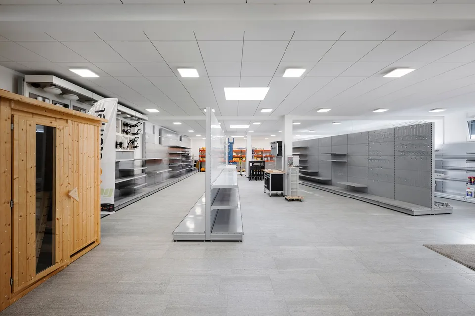 Versatile commercial property with fully equipped storage and office space – photo 7 of 12