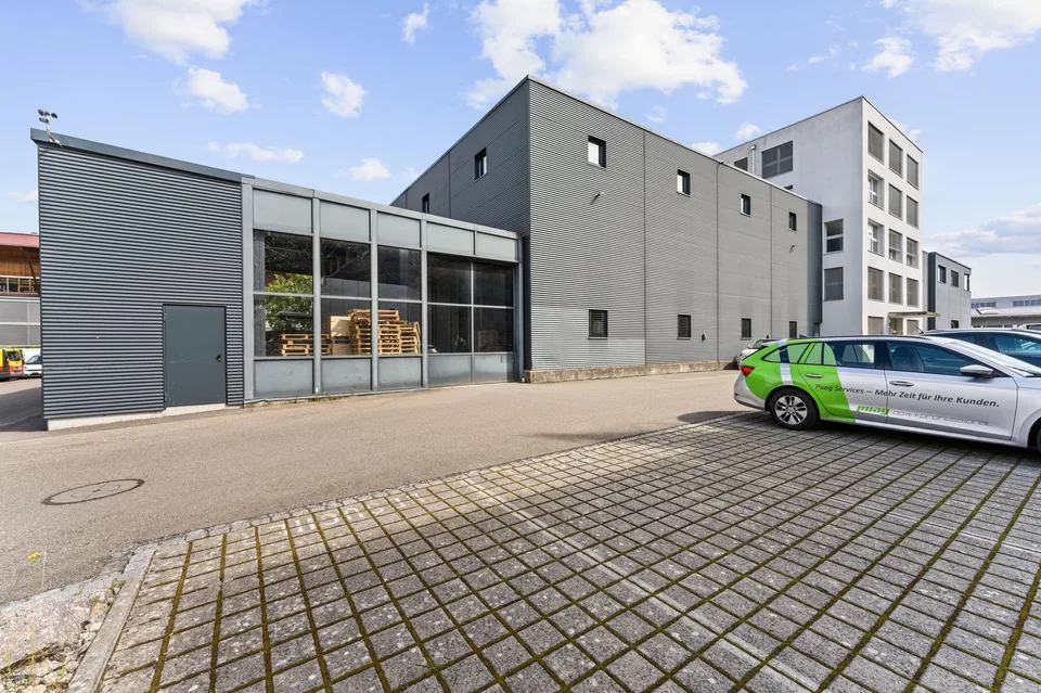 Versatile commercial property with fully equipped storage and office space – photo 2 of 12