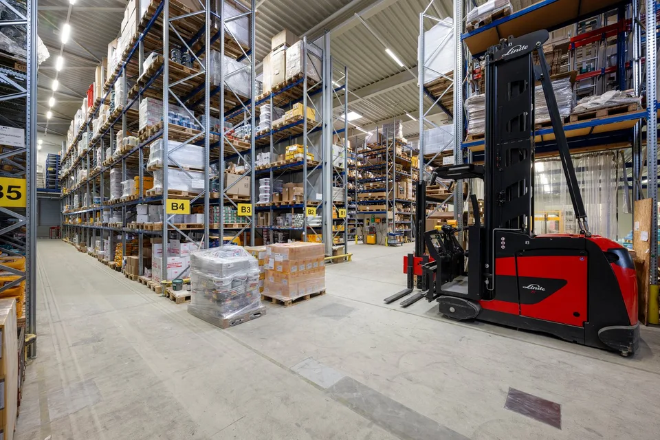Versatile commercial property with fully equipped storage and office space – photo 4 of 12