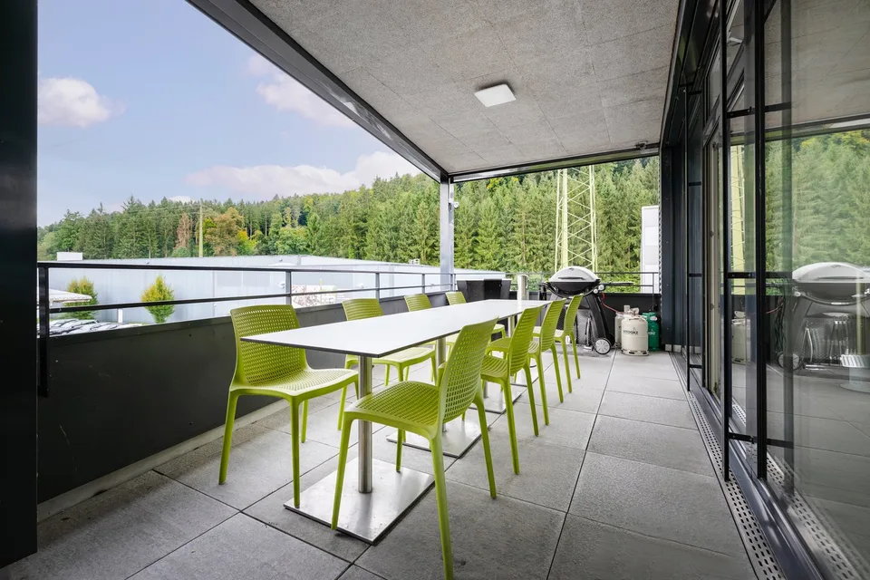 Versatile commercial property with fully equipped storage and office space – photo 10 of 12