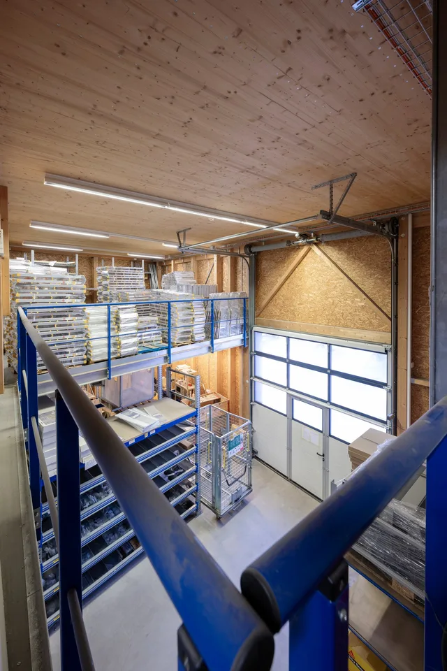 Versatile commercial property with fully equipped storage and office space – photo 5 of 12