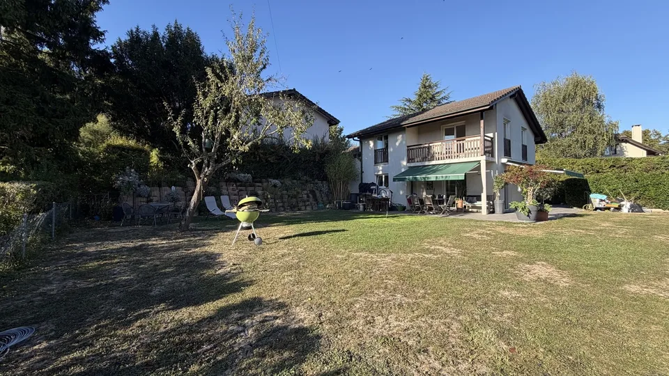 Maison familiale avec joli jardin et vue dégagée – photo 2 sur 13