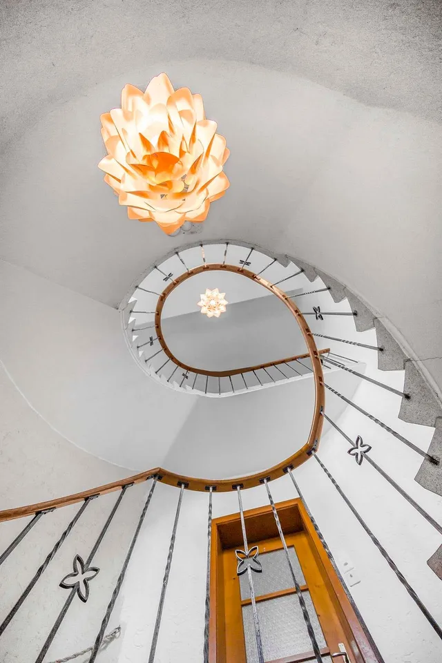 Charming multi-family house with two residential units and a commercial space – photo 6 of 13