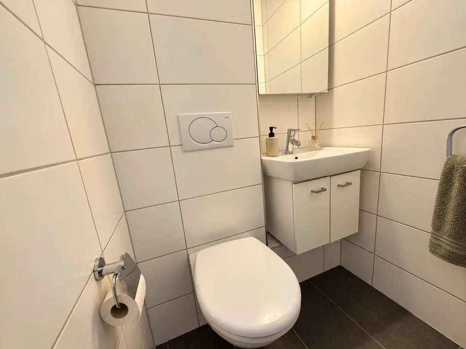 Neu Eingerichtete 3.5-Zimmer-Wohnung mit Balkon und Schöner Aussicht in Zürich Oerlikon – Foto 6 von 8