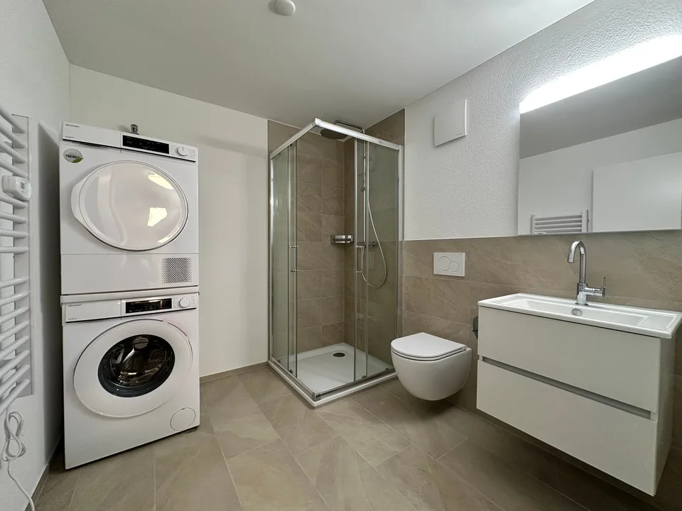 Neuwertige moderne 3.5-Zimmer-Wohnung mit eigenem Waschturm – Foto 6 von 9