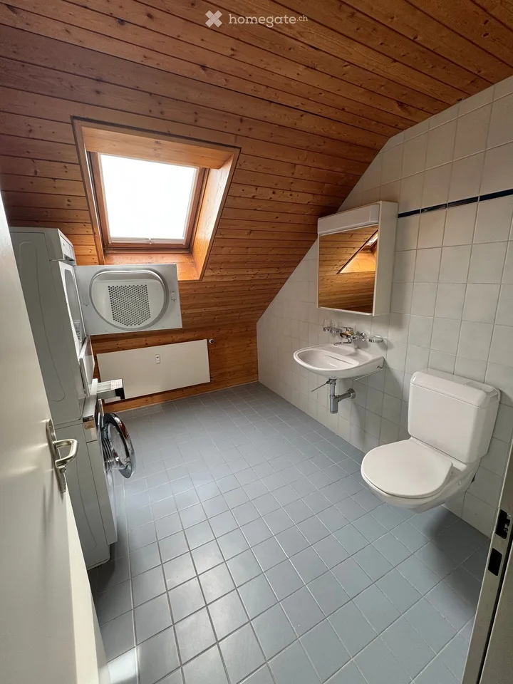 Appartement de 3,5 pièces en mansarde avec balcon et vue splendide ainsi que boite de garage en sous-sol à Arbon – photo 4 sur 13