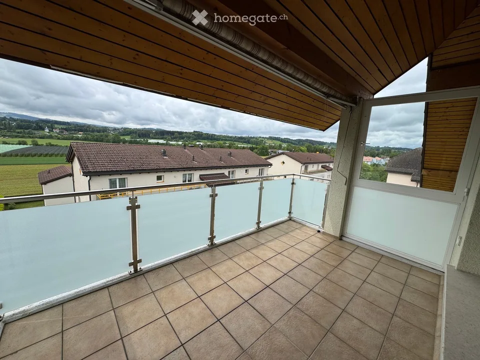 Appartement de 3,5 pièces en mansarde avec balcon et vue splendide ainsi que boite de garage en sous-sol à Arbon – photo 9 sur 13