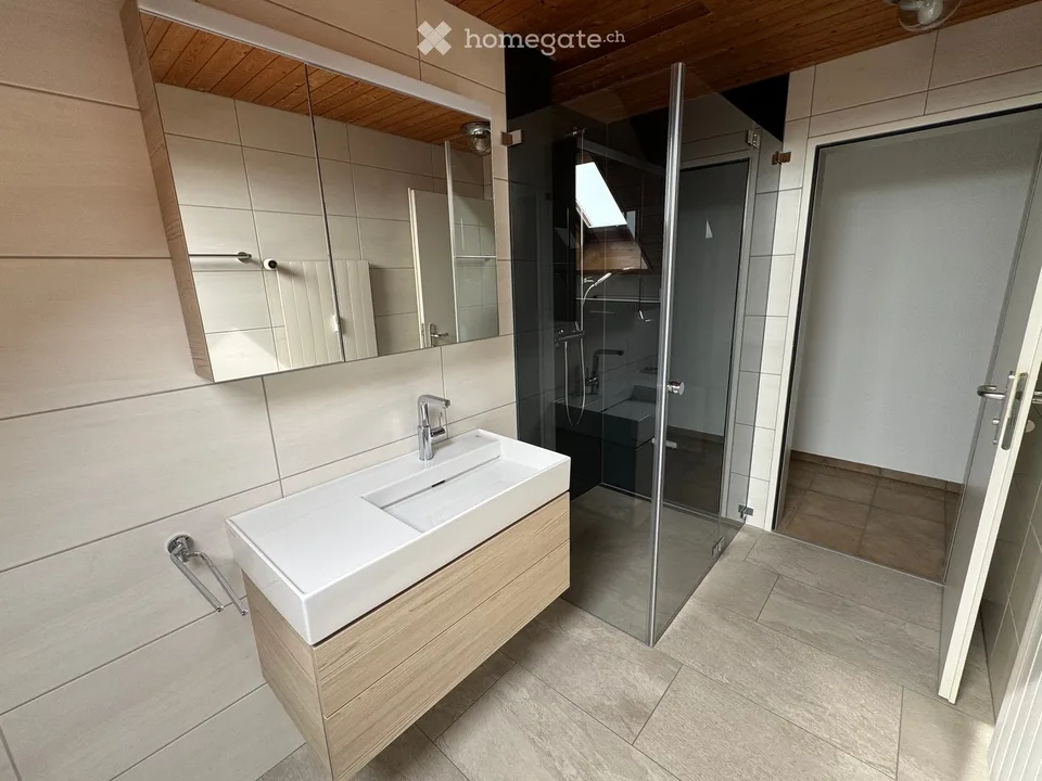 Appartement de 3,5 pièces en mansarde avec balcon et vue splendide ainsi que boite de garage en sous-sol à Arbon – photo 3 sur 13