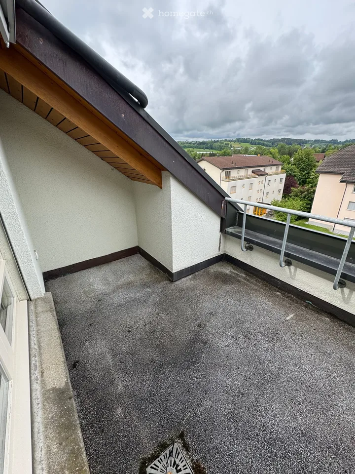 Appartement de 3,5 pièces en mansarde avec balcon et vue splendide ainsi que boite de garage en sous-sol à Arbon – photo 10 sur 13