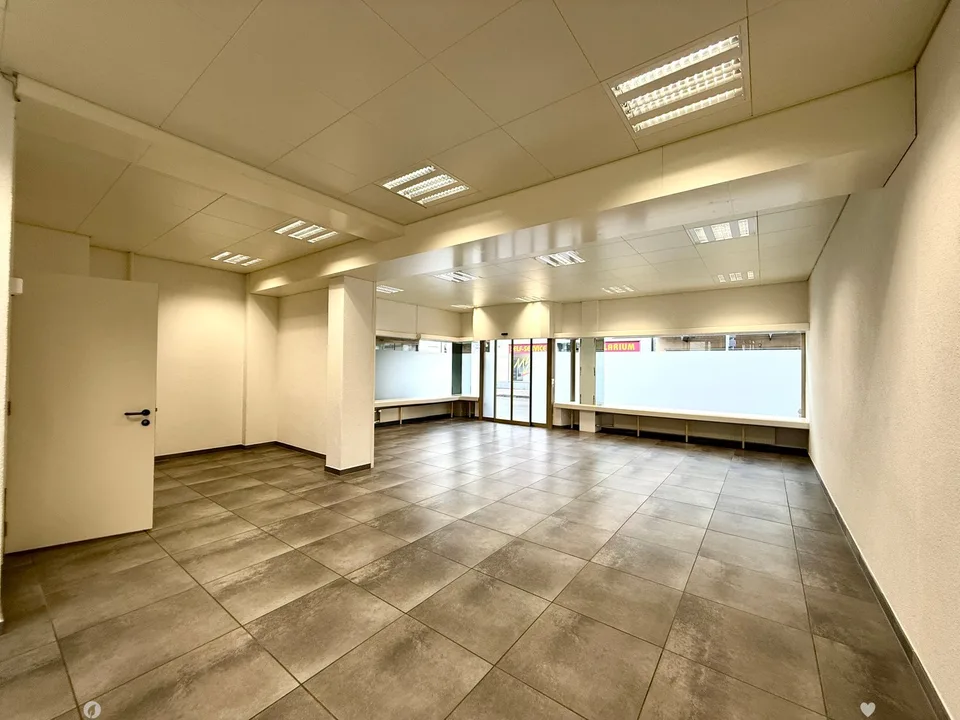 Espace commercial élégant à Biel-Mett – idéal pour la beauté, le cabinet ou le bureau – photo 7 sur 12