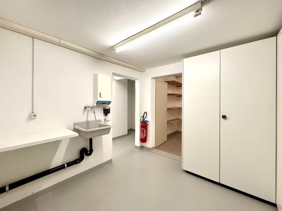Espace commercial élégant à Biel-Mett – idéal pour la beauté, le cabinet ou le bureau – photo 10 sur 12