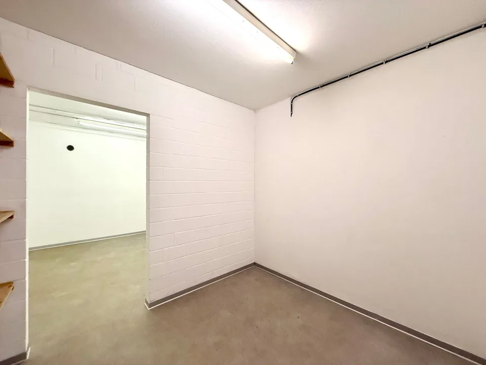 Espace commercial élégant à Biel-Mett – idéal pour la beauté, le cabinet ou le bureau – photo 11 sur 12