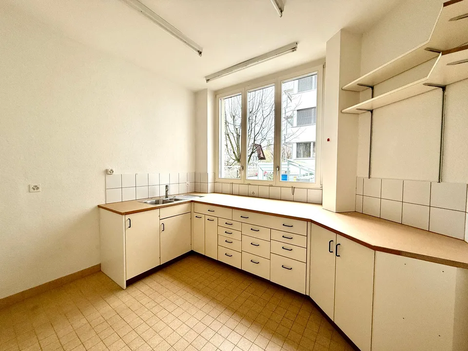 Espace commercial élégant à Biel-Mett – idéal pour la beauté, le cabinet ou le bureau – photo 9 sur 12