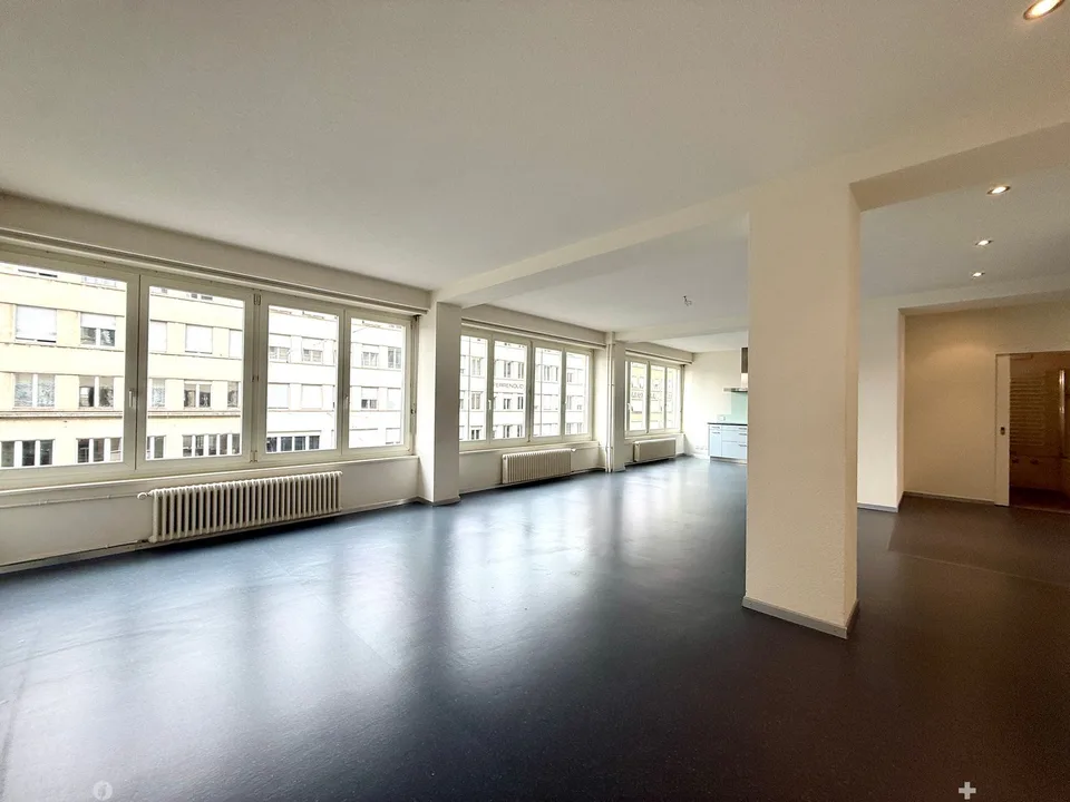 Grande appartamento ristrutturato di 2 locali nel centro su Bahnhofstrasse a Biel – foto 3 di 9