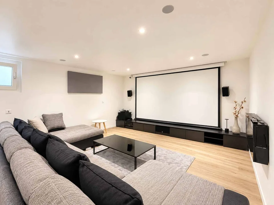 Cuarny Villa für Familie von 2019, Garten, Pergola und Kino im Untergeschoss – Foto 13 von 13