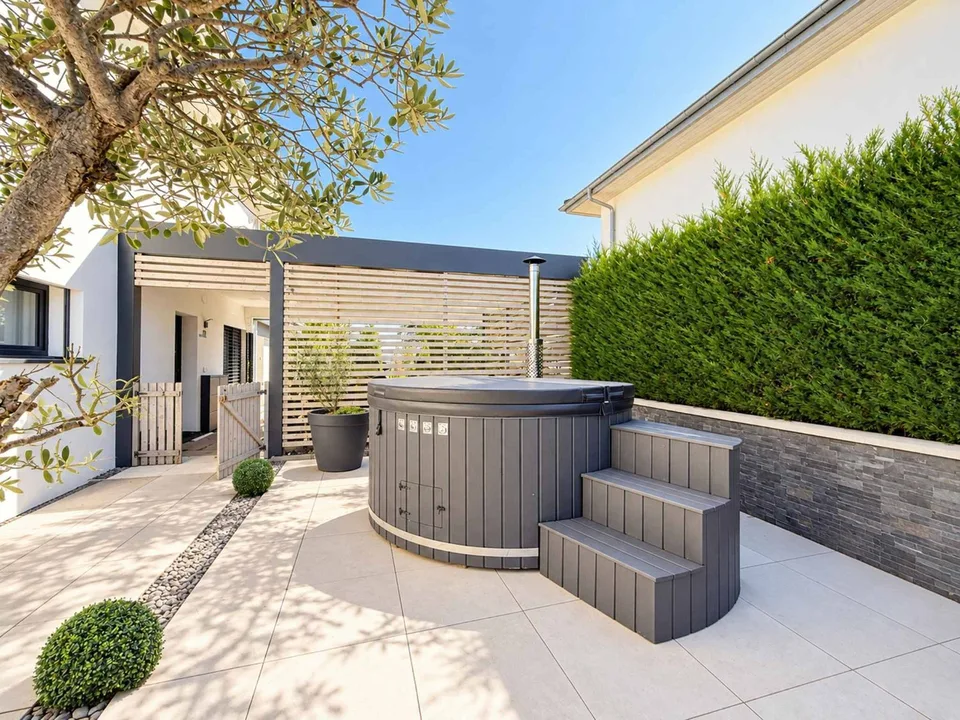 Cuarny Villa für Familie von 2019, Garten, Pergola und Kino im Untergeschoss – Foto 3 von 13