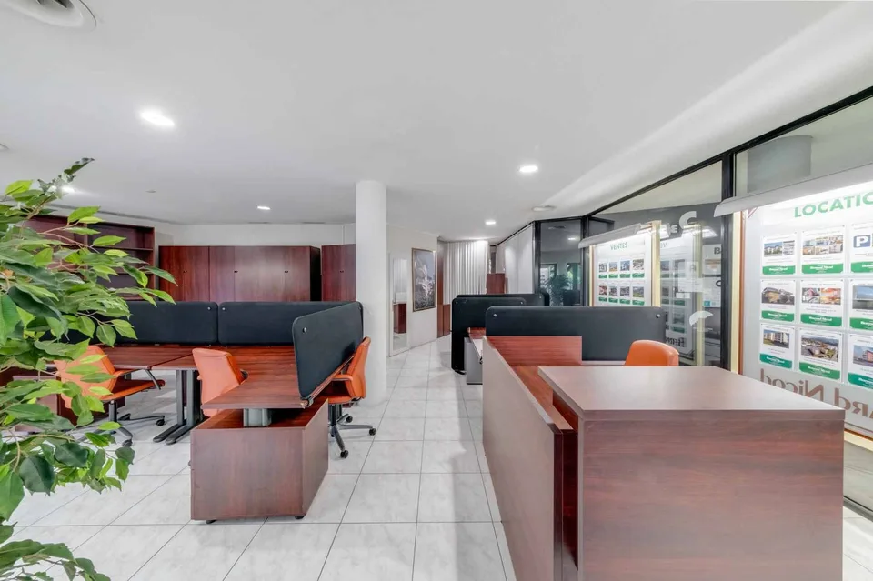 Commercial premises with storage and parking - City center – photo 2 of 10