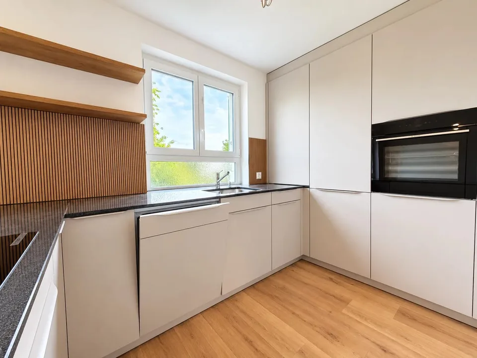 Maison de rang de 5,5 pièces rénovée à neuf avec jardin à Zurich – photo 3 sur 13