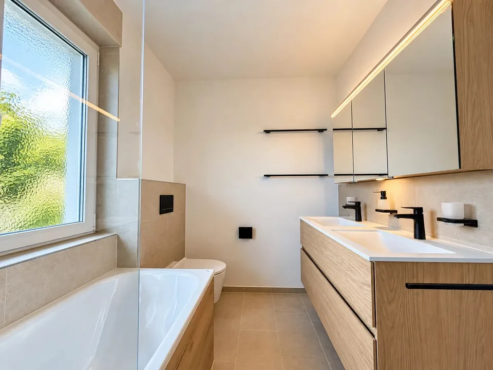 Maison de rang de 5,5 pièces rénovée à neuf avec jardin à Zurich – photo 4 sur 13