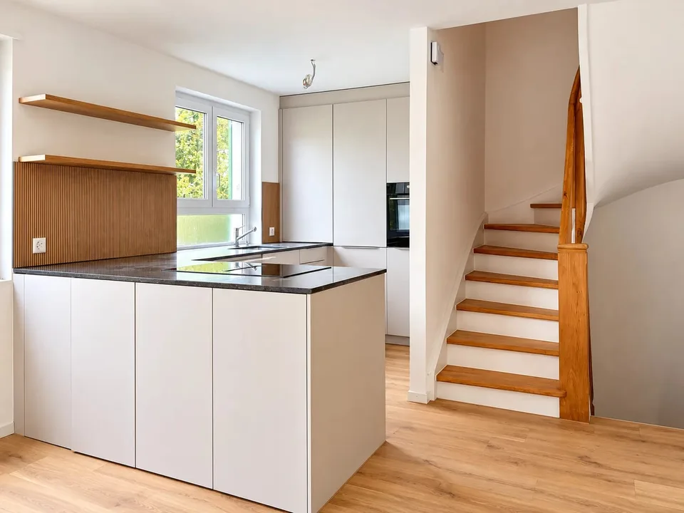 Maison de rang de 5,5 pièces rénovée à neuf avec jardin à Zurich – photo 2 sur 13